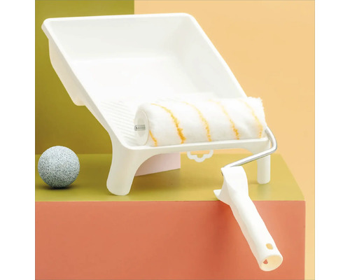 Farbschale mit Farbroller und Farbwalze