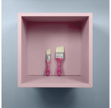 Zwei Lackpinsel mit Kunststoffgriff in einem Regal