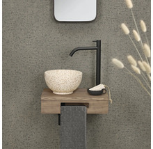 Lavabo avec meuble-lavabo, robinet, serviette et miroir pour la salle de bain
