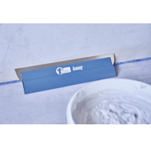 Spatule à enduire Knauf avec logo et seau avec enduit