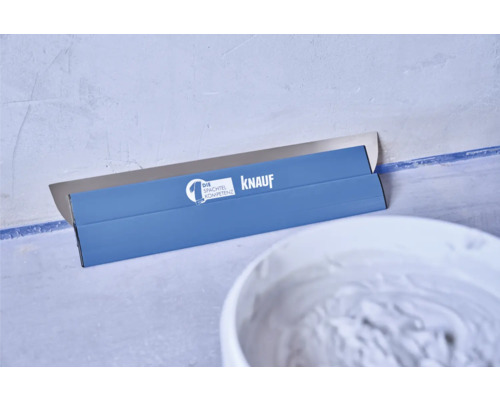 Spatule à enduire Knauf avec logo et seau avec enduit