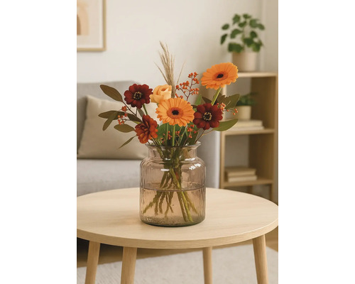 Blumenstrauß in Glasvase auf einem Tisch