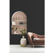 Wohnzimmer mit Regal, Dekorationen und Sofa