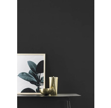 Dekorative Szene mit Bild, Behälter und Schale auf einem Tisch.