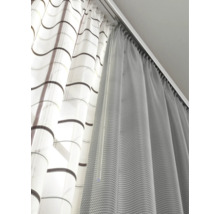 Zwei Vorhänge hängen an einer Gardinenschiene