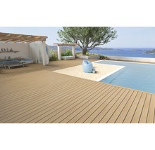 Terrasse mit Holzboden, Pool und Meerblick