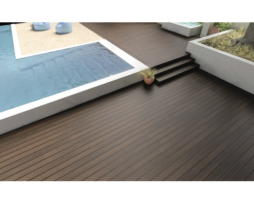 Terrasse mit dunklen Terrassendielen neben Pool und Treppe