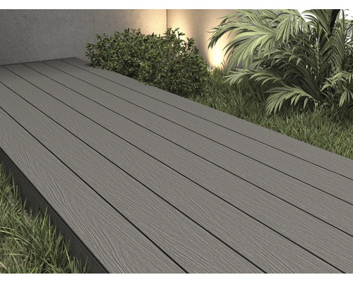 Terrasse mit grauen Dielen und Pflanzen