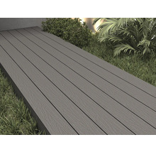 Terrasse mit grauen Terrassendielen im Aussenbereich