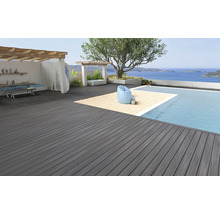 Terrasse mit Holzboden, Pool und Meerblick