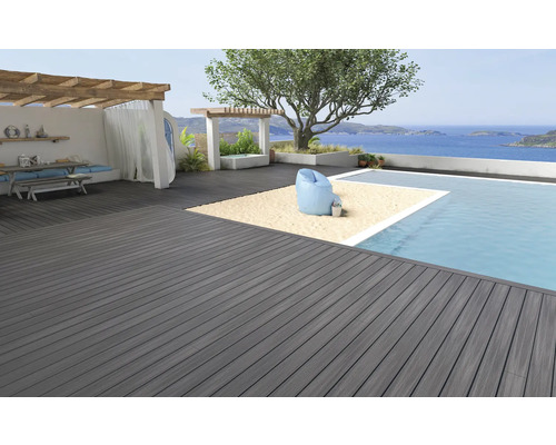 Terrasse mit Holzboden, Pool und Meerblick