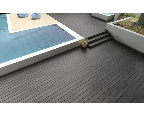 Terrasse mit Pool, Sandbereich und WPC-Dielen