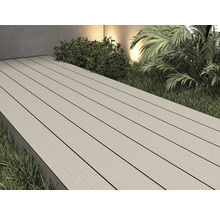 Terrasse mit Holzverbundstoffdielen im Aussenbereich