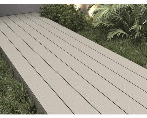 Terrassendielen aus Holz auf Rasenfläche