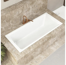 Baignoire intégrée avec robinetterie dans la salle de bain