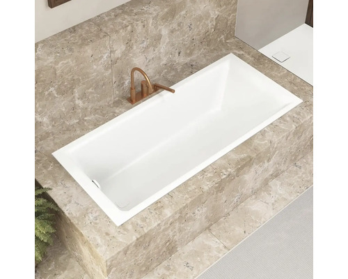 Baignoire intégrée avec robinetterie dans la salle de bain