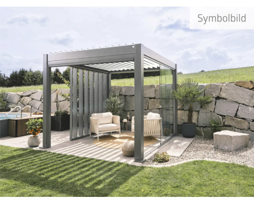 Szene mit Pergola mit Lamellendach, Sitzmöbeln, Pflanzen und Natursteinmauer