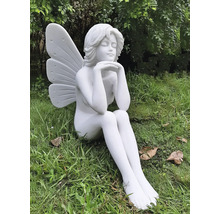 Figurine de jardin d'une fée assise avec des ailes