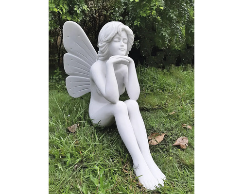 Figurine de jardin d'une fée assise avec des ailes