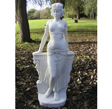 Statue de jardin d'une femme debout avec des vêtements décoratifs