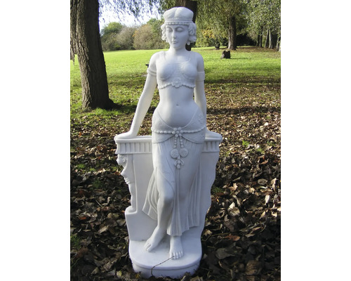 Statue de jardin d'une femme debout avec des vêtements décoratifs