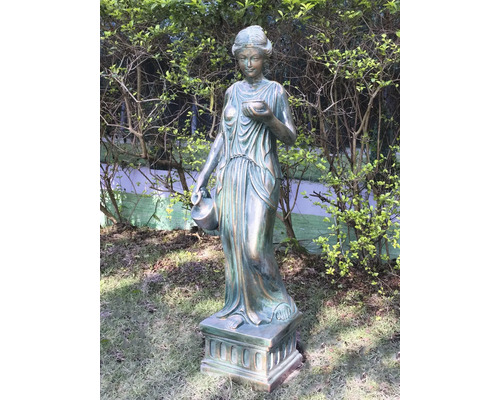Frauenstatue mit Krug und Schale als Gartendekoration