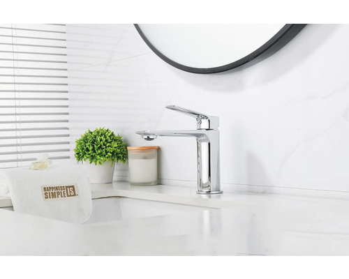 Modernes Badezimmer mit Waschtischarmatur und dekorativen Elementen