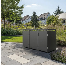 Trois abris poubelles gris dans le jardin.