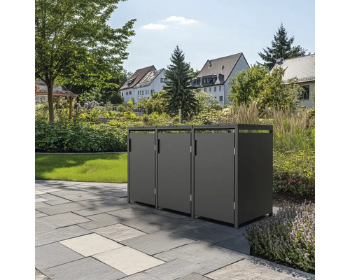 Trois abris poubelles gris dans le jardin.