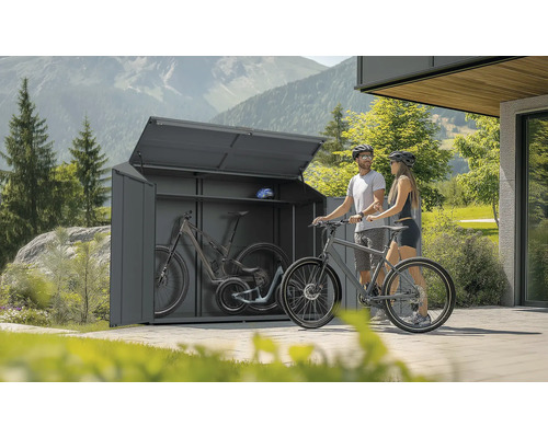 Fahrradbox mit Fahrrädern und zwei Personen im Aussenbereich