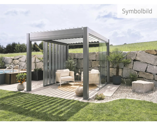 Terrasse mit Pergola, Sitzmöbeln und Steinmauer