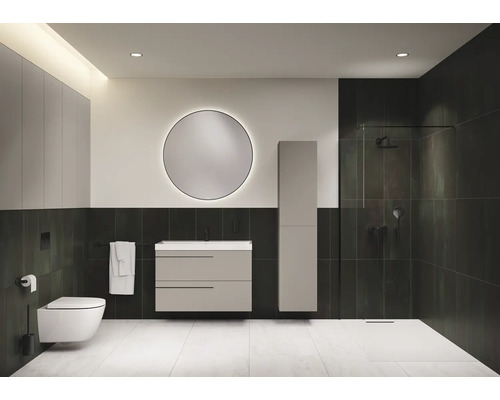 Modernes Badezimmer mit Toilette, Waschtisch, Spiegel und Dusche