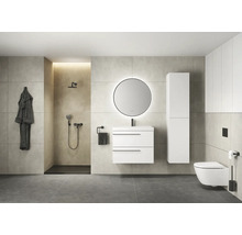 Modernes Badezimmer mit Dusche, Waschtisch, Spiegel, Toilette und Bademantel