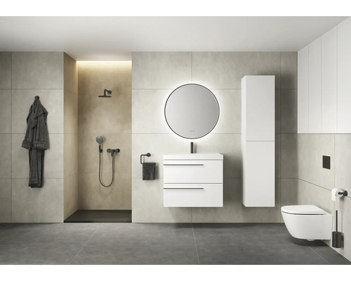 Modernes Badezimmer mit Dusche, Waschtisch, Spiegel, Toilette und Bademantel