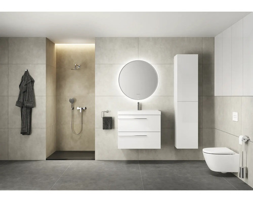 Salle de bain moderne avec douche, meuble-lavabo avec miroir, armoire et toilettes.