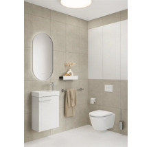 Salle de bain moderne avec meuble-lavabo, miroir, toilettes et porte-serviettes