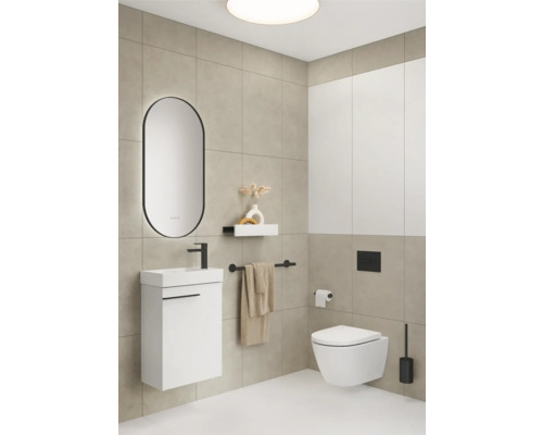 Modernes Badezimmer mit Waschbeckenunterschrank, Spiegel, Toilette und Handtuchhalter