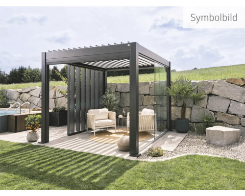 Gartenlounge mit Pergola, Sesseln und Glasschiebewand
