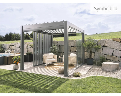 Freistehende Terrassenüberdachung mit Sitzgruppe auf Rasenfläche