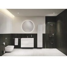 Helles Badezimmer mit Toilette, Waschtisch, Spiegel und Dusche