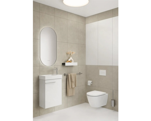 Badezimmer mit Waschbecken, Spiegelschrank, Toilette und Handtuchhalter in hellem Design