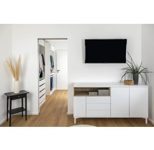 Wohnzimmer mit Kommode, Fernseher und begehbarem Kleiderschrank