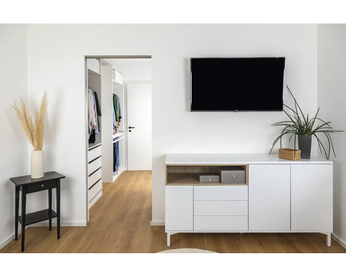 Helles Wohnzimmer mit Kommode, Fernseher und begehbarem Kleiderschrank