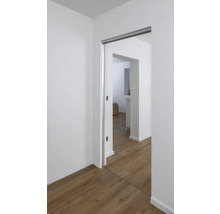 Pièce claire avec système de porte coulissante et parquet