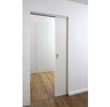 Porte coulissante partiellement ouverte dans une pièce lumineuse avec parquet et armoire