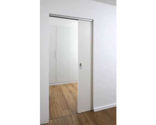 Porte coulissante blanche partiellement ouverte dans une pièce avec plancher en bois