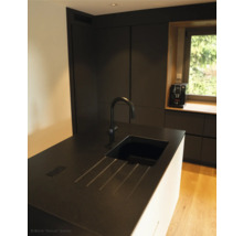 Scène de cuisine avec évier, robinet et appareils de cuisine devant la fenêtre