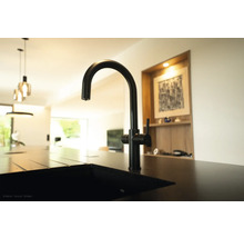 Robinet de cuisine noir sur un évier dans une cuisine moderne.