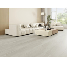 Helles Wohnzimmer mit Sofa, Couchtisch und Fenster