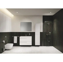 Modernes Badezimmer mit Toilette, Waschtisch, Spiegel, Schrank und Dusche.